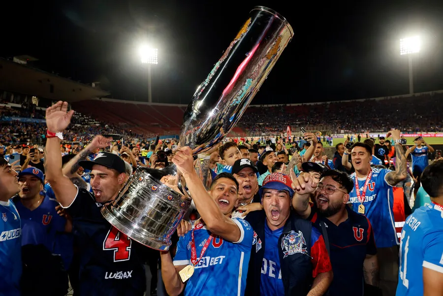 Israel Poblete llevando la Copa Chile rodeado de hinchas en la vuelta olímpica (Photosport)