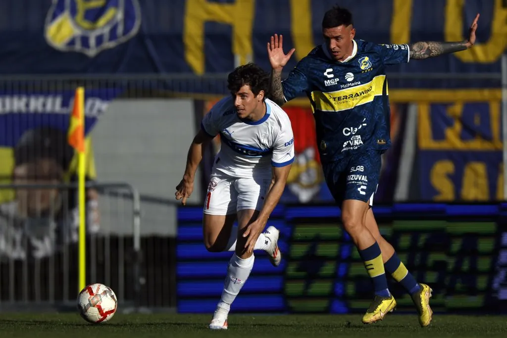 Tomás Asta-Buruaga con Everton enfrentando a Universidad Católica. (Foto: Photosport)