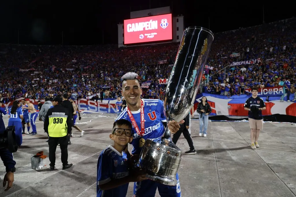 Leandro Fernandez celebrando junto a su hijo con el trofeo de la Copa Chile | FOTO: Andres Pina/Photosport