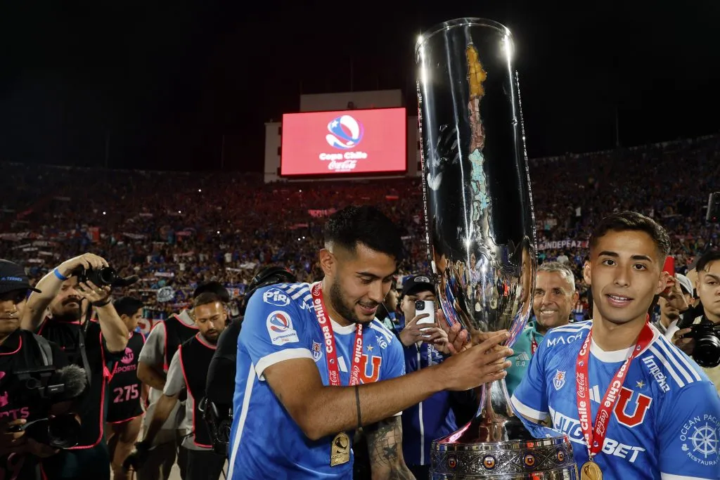 Emmanuel Ojeda y Lucas Assadi celebran con el trofeo de la Copa Chile | FOTO: Andres Pina/Photosport