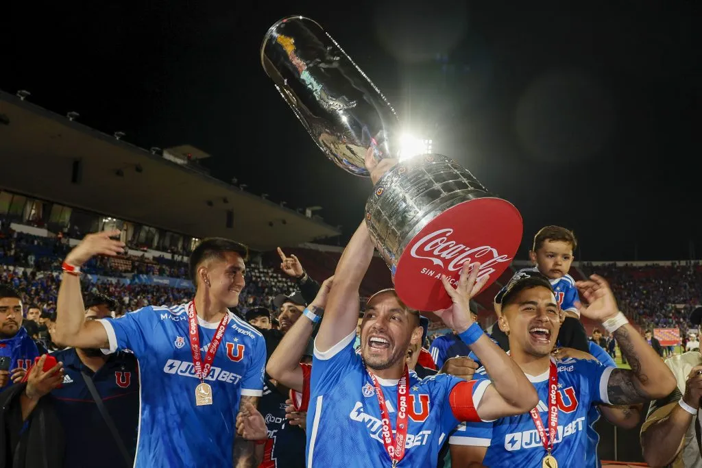Marcelo Díaz levantó la Copa Chile como capitán de la U. (Foto: Andrés Pina/Photosport)