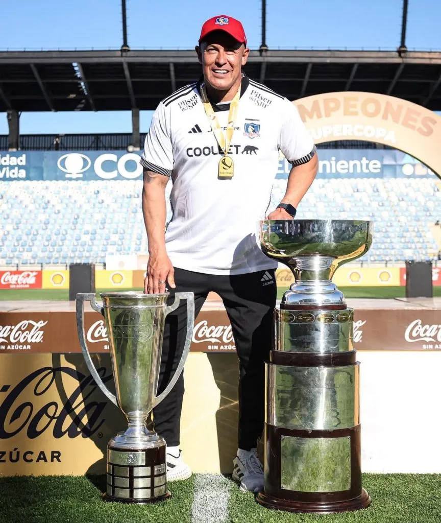 Jorge Almirón ganó dos títulos en su primera temporada como DT de Colo Colo. (Foto: @colocolooficial)