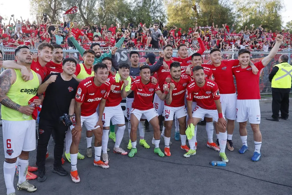 Jugadores de Ñublense celebrando el paso a la final de Copa Chile. (Foto: Photosport)