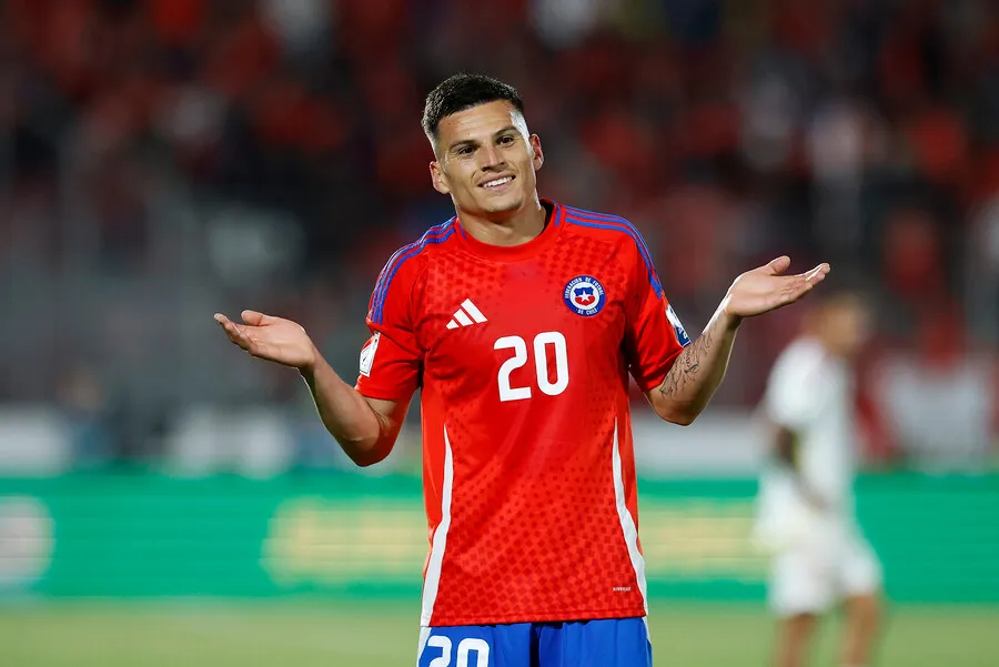 Johnny Herrera en llamas con Lucas Cepeda. | Foto: Photosport