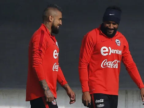 Jean Beausejour reacciona con todo al palito que recibe de Arturo Vidal