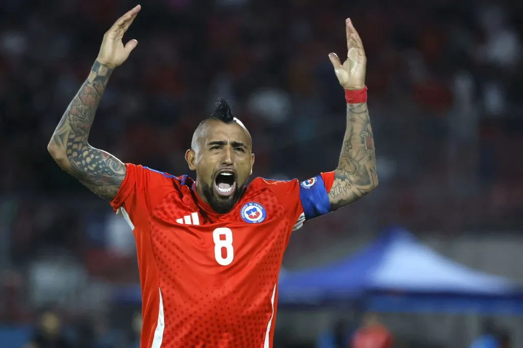 Arturo Vidal recibe el reconocimiento de la hinchada. (Foto: Photosport)