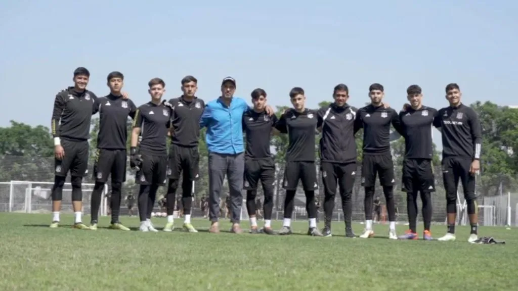 Claudio Bravo en su reciente visita a las divisiones inferiores de Colo Colo.