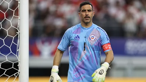 Claudio Bravo puede volver del retiro para jugar en la primera división de Chile.