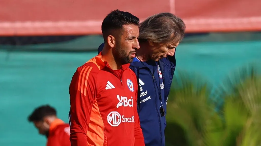 Mauricio Isla podría sumarse a las bajas de La Roja del Tigre Gareca (Foto: Photosport)