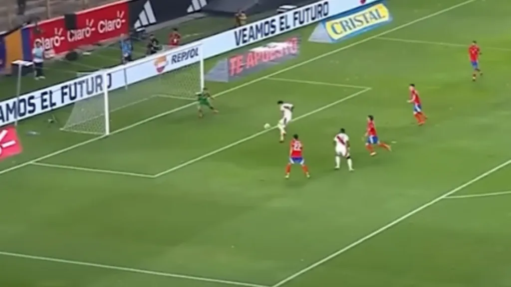 Paolo Guerrero tuvo una inmejorable oportunidad ante la Selección Chilena.