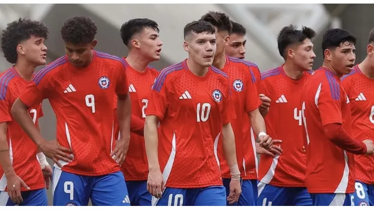 La Roja Sub 20 salta a la cancha del Estadio Elías Figueroa Brander.
