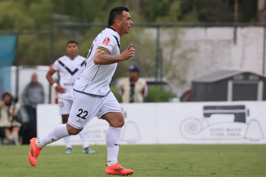 Esteban Paredes en el partido de Santiago Morning. (Foto: Photosport)