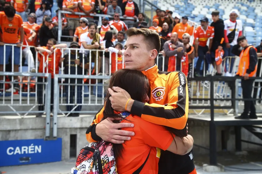 Cristián Insaurralde con los hinchas de Cobreloa. (Foto: Photosport)