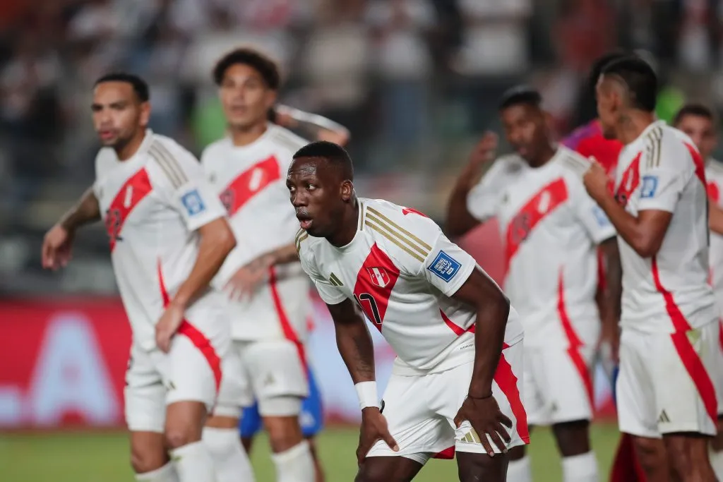 Luis Advíncula molesto con el empate de Perú ante Chile