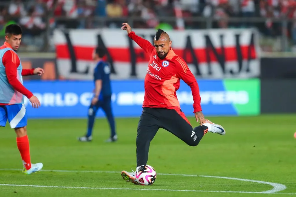 Arturo Vidal en el calentamiento. (Foto: Photosport)