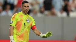 Claudio Bravo tendría una opción en la categoría de honor del fútbol chileno.