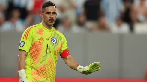 Claudio Bravo tendría una opción en la categoría de honor del fútbol chileno.