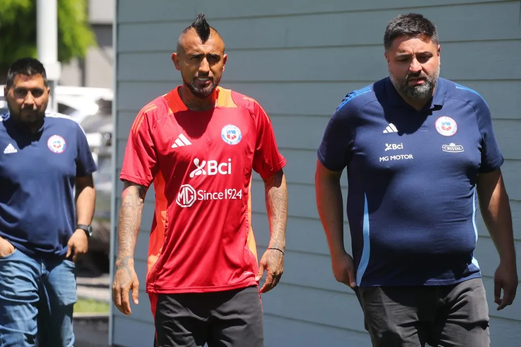 Vidal hizo noticia en su llegada al hotel de concentración en Lima | FOTO: Jonnathan Oyarzun/Photosport