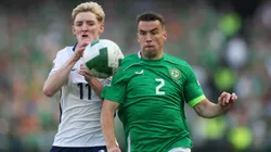 Seamus Coleman y Anthony Gordon en el último partido de Inglaterra vs Irlanda, en la UEFA Nations League 2024/25.