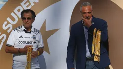 Aníbal Mosa junto a Pablo Milad en la premiación de Colo Colo por la Supercopa.