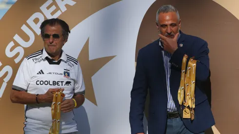 Aníbal Mosa junto a Pablo Milad en la premiación de Colo Colo por la Supercopa.