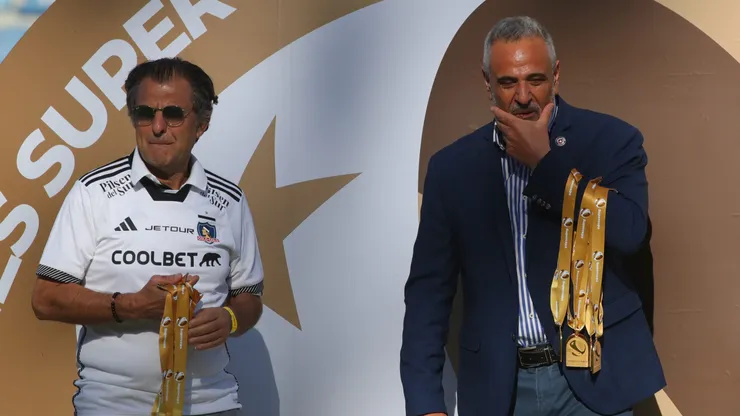 Aníbal Mosa junto a Pablo Milad en la premiación de Colo Colo por la Supercopa.