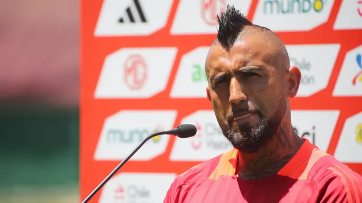 Arturo Vidal protagoniza cruce con hincha en Lima.