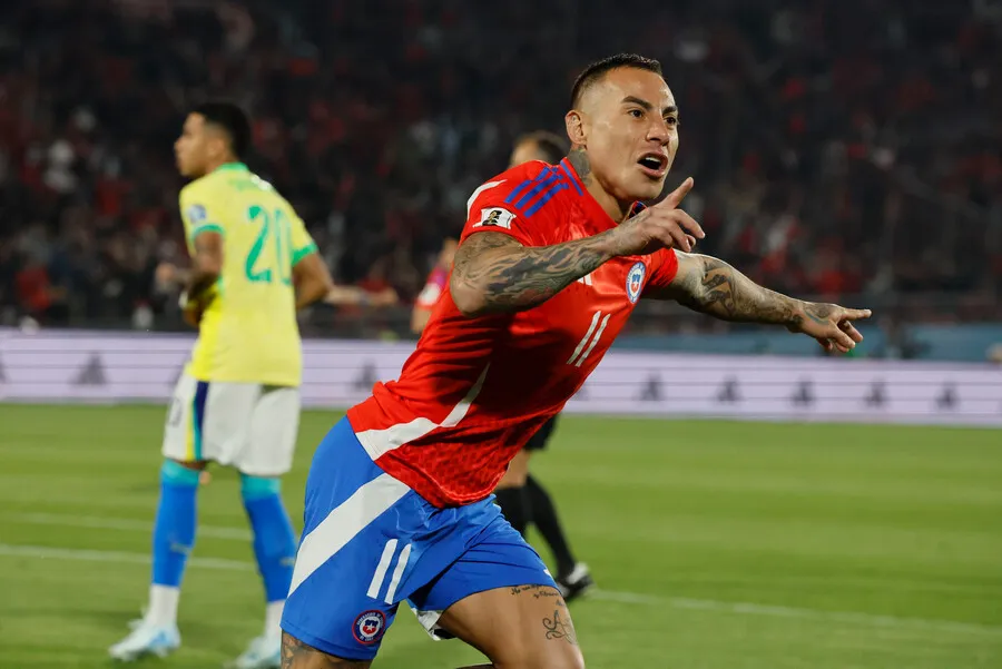 De Tezanos deja en el banco a Eduardo Vargas. | Foto: Photosport