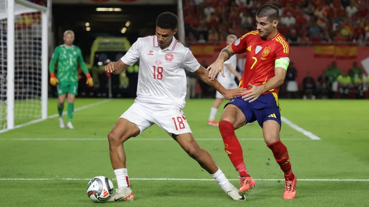 Alexander Bah y Álvaro Morata en el partido entre Dinamarca y España, en la fecha 3 de la UEFA Nations League 2024/25.