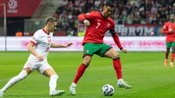 Przemysław Frankowski y Cristiano Ronaldo en el último enfrentamiento entre Portugal y Polonia, en la UEFA Nations League 2024/25.