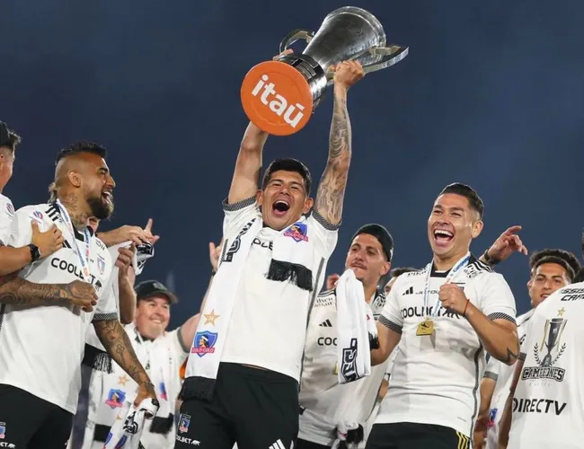 Esta fue la camiseta que usaron los jugadores de Colo Colo en los festejos del pasado domingo en el Estadio Monumental. (Foto: @colocolooficial)