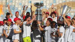 Fernando De Paul levantó la Supercopa junto a Óscar Opazo.