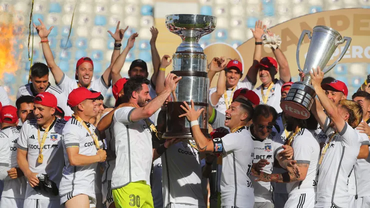 Fernando De Paul levantó la Supercopa junto a Óscar Opazo.