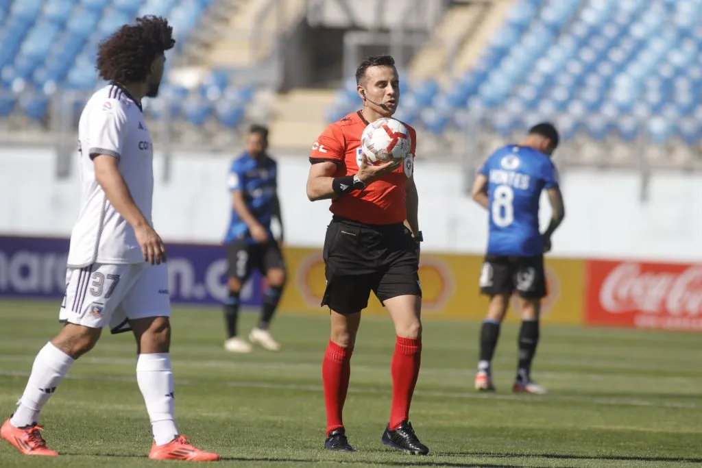 Los minutos restantes de la Supercopa se reanudaron con un bote a piso. (Foto: Jorge Loyola/Photosport)