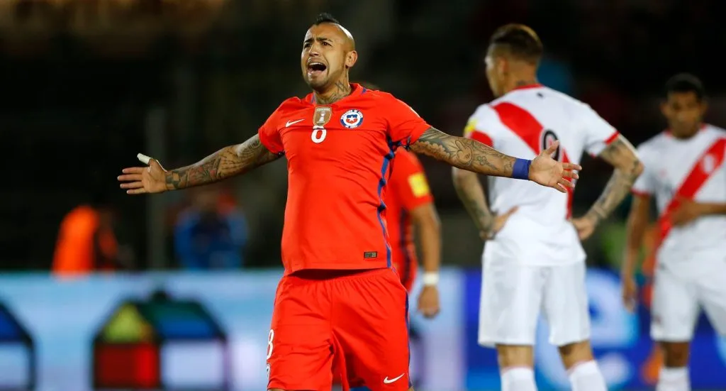 Arturo Vidal saca ronchas en la selección peruana.
