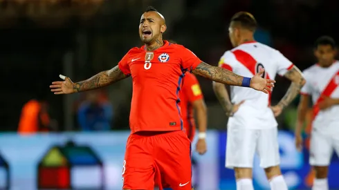 Arturo Vidal saca ronchas en la selección peruana.