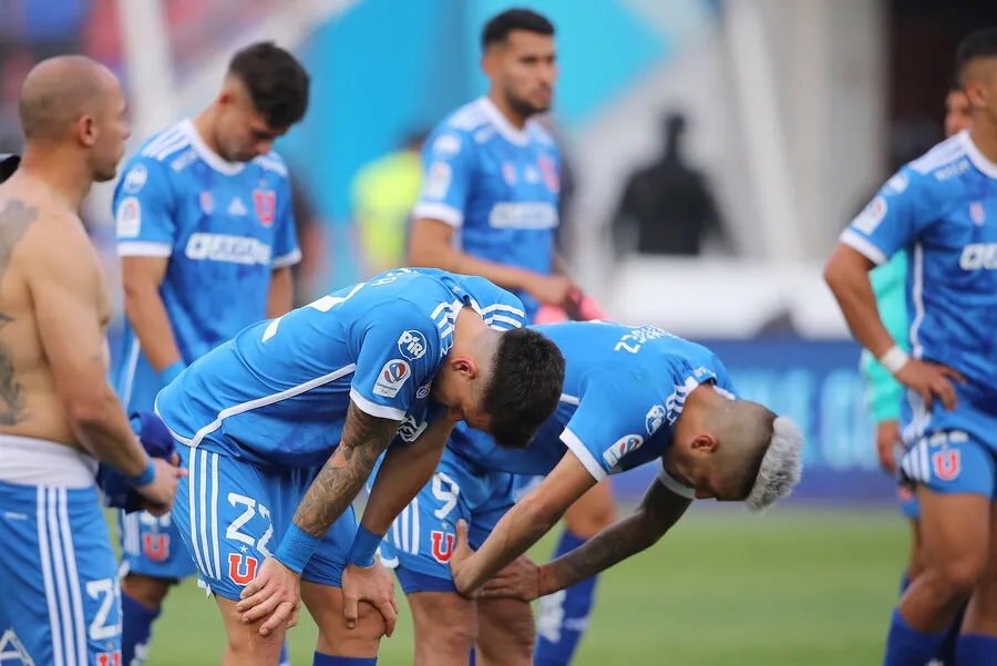 De Tezanos sacó a pasear a hincha azul. | Foto: Photosport