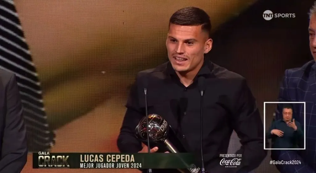 Lucas Cepeda recibiendo el premio al Mejor Jugador Joven en la Gala Crack 2024. (Foto: Captura)