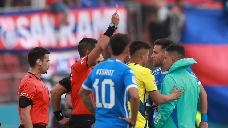 En la U siguen enojados con el arbitraje de Francisco Gilabert.