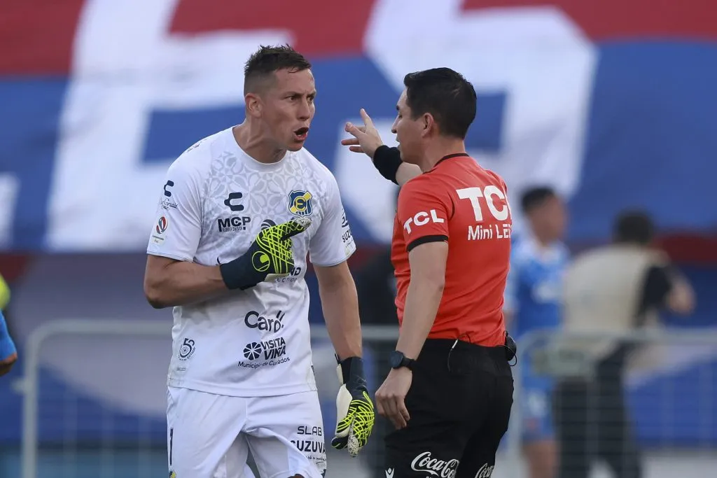 Ignacio González le prestó ropa a Francisco Gilabert tras anularle el gol a Universidad de Chile.