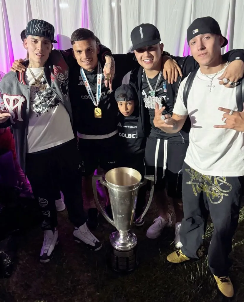 El extremo Lucas Cepeda junto a Marcianeke, Lucky Brown y Pailita.