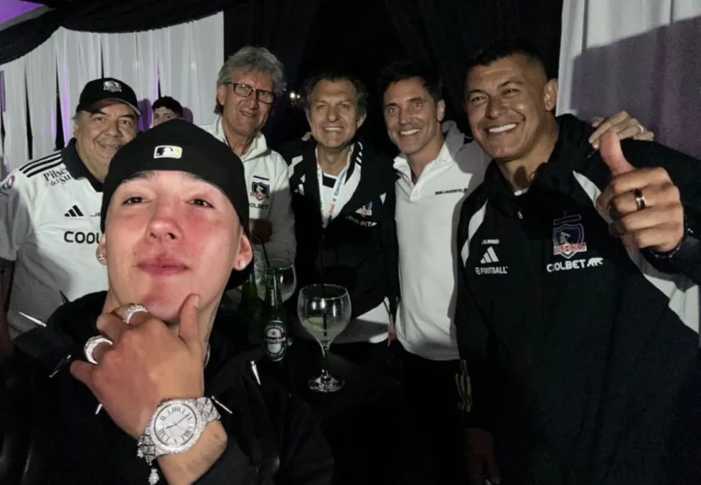 Pailita junto a los dirigentes y cuerpo técnico de Colo Colo en la íntima celebración de la estrella 34.