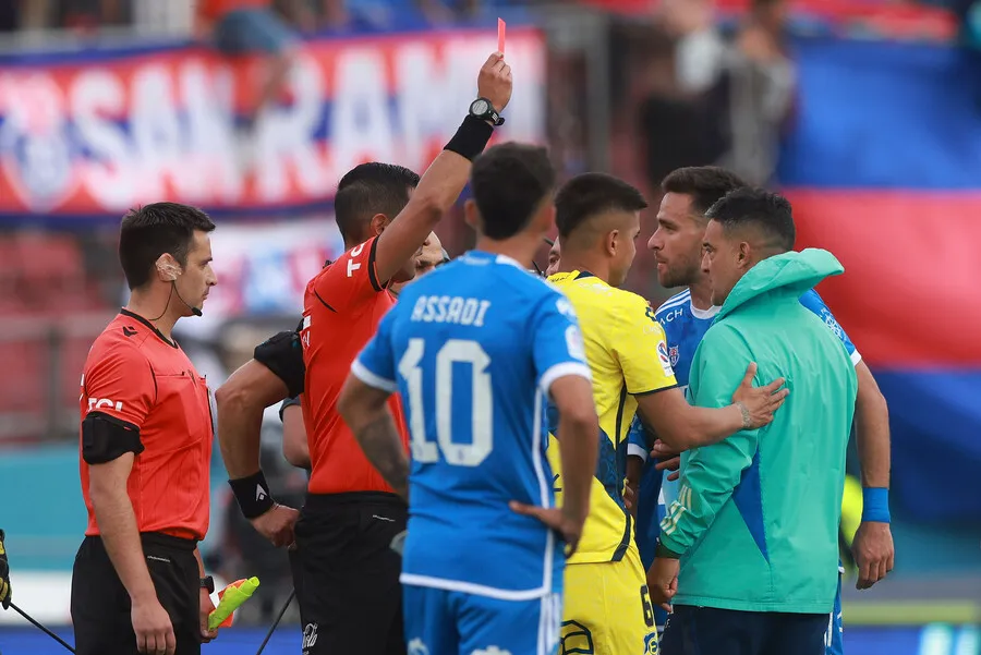 Zaldivia viendo la cartulina roja (Photosport)