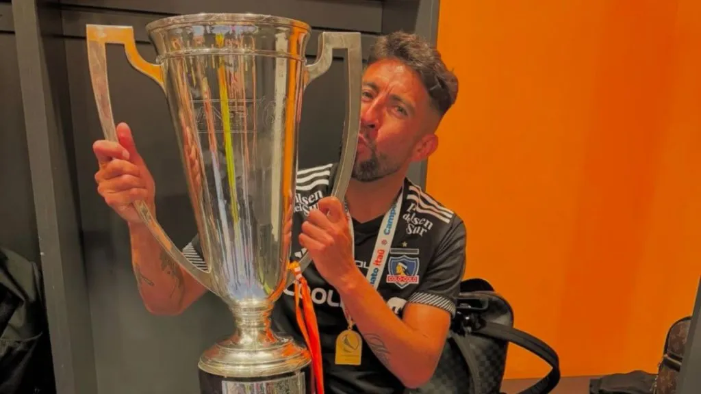 Mauricio Isla besando el trofeo del Campeonato Nacional 2024. (Foto: Photosport)