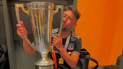 Mauricio Isla festejó con todo el título con Colo Colo. (Foto: Photosport)