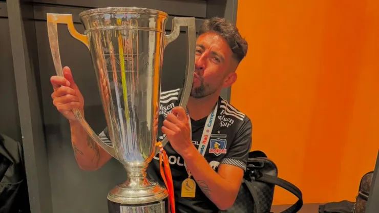 Mauricio Isla festejó con todo el título con Colo Colo. (Foto: Photosport)