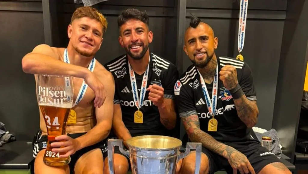 Mauricio Isla festejó junto a Arturo Vidal y Leonarod Gil la estrella 34. (Foto: Photosport)