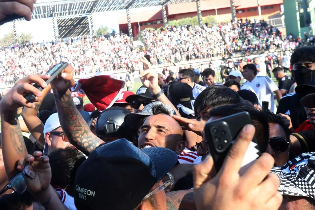 Arturo Vidal fue rodeado por los hinchas tras la obtención de la estrella 34 con Colo Colo en Copiapó (Foto: Javier Salvo/Photosport)