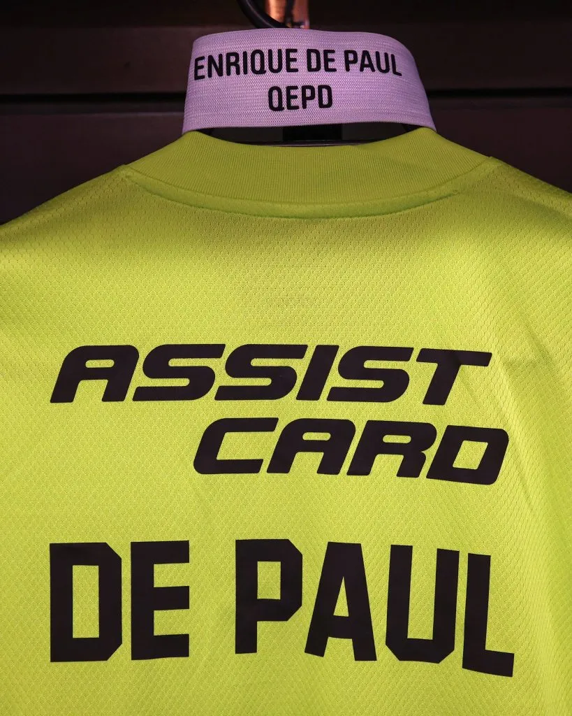 Esta es la cinta que portan los jugadores de Colo Colo por el fallecimiento del padre de Fernando De Paul. (Foto: @ColoColo)