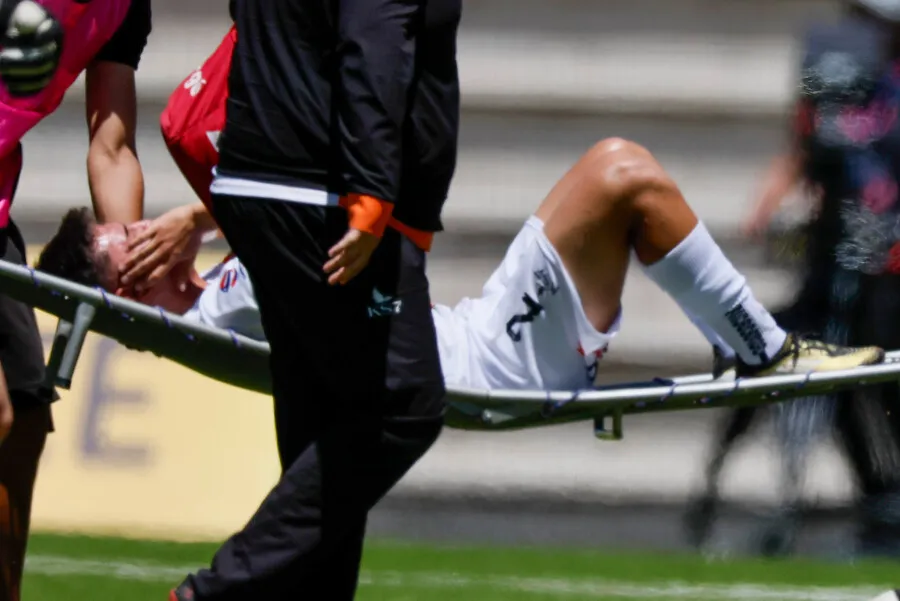 Pacheco salió en camilla tras la explosión de la pirotecnia | Foto: Photosport